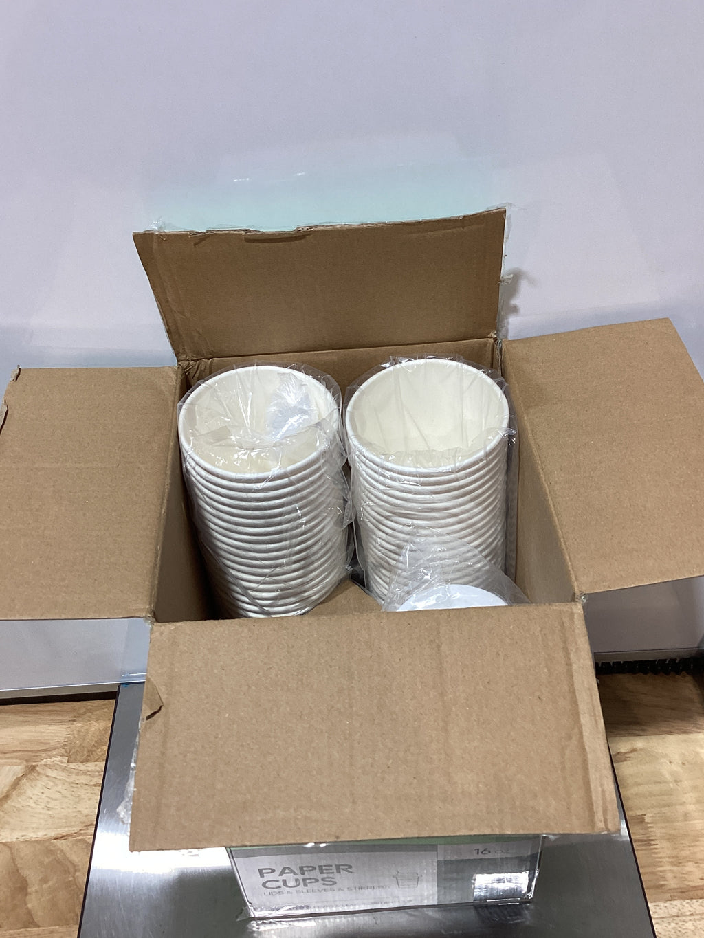 JOLLY PARTY [Paquete de 50] Vasos de papel para café de 16 oz, desechables con tapas, fundas y agitadores, para bebidas frías o calientes, agua, jugo o té, aptos para el hogar, tiendas y cafeterías. 