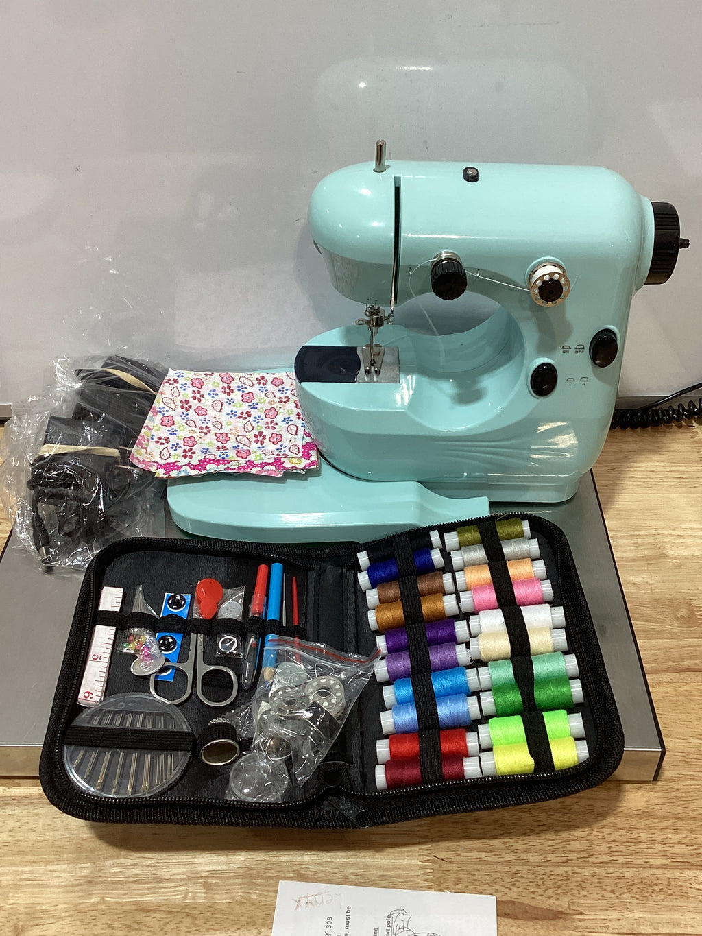 Mini máquina de coser portátil para principiantes: máquinas de coser pequeñas y fáciles de usar con kits de costura, cubierta y mesa extensible verde 