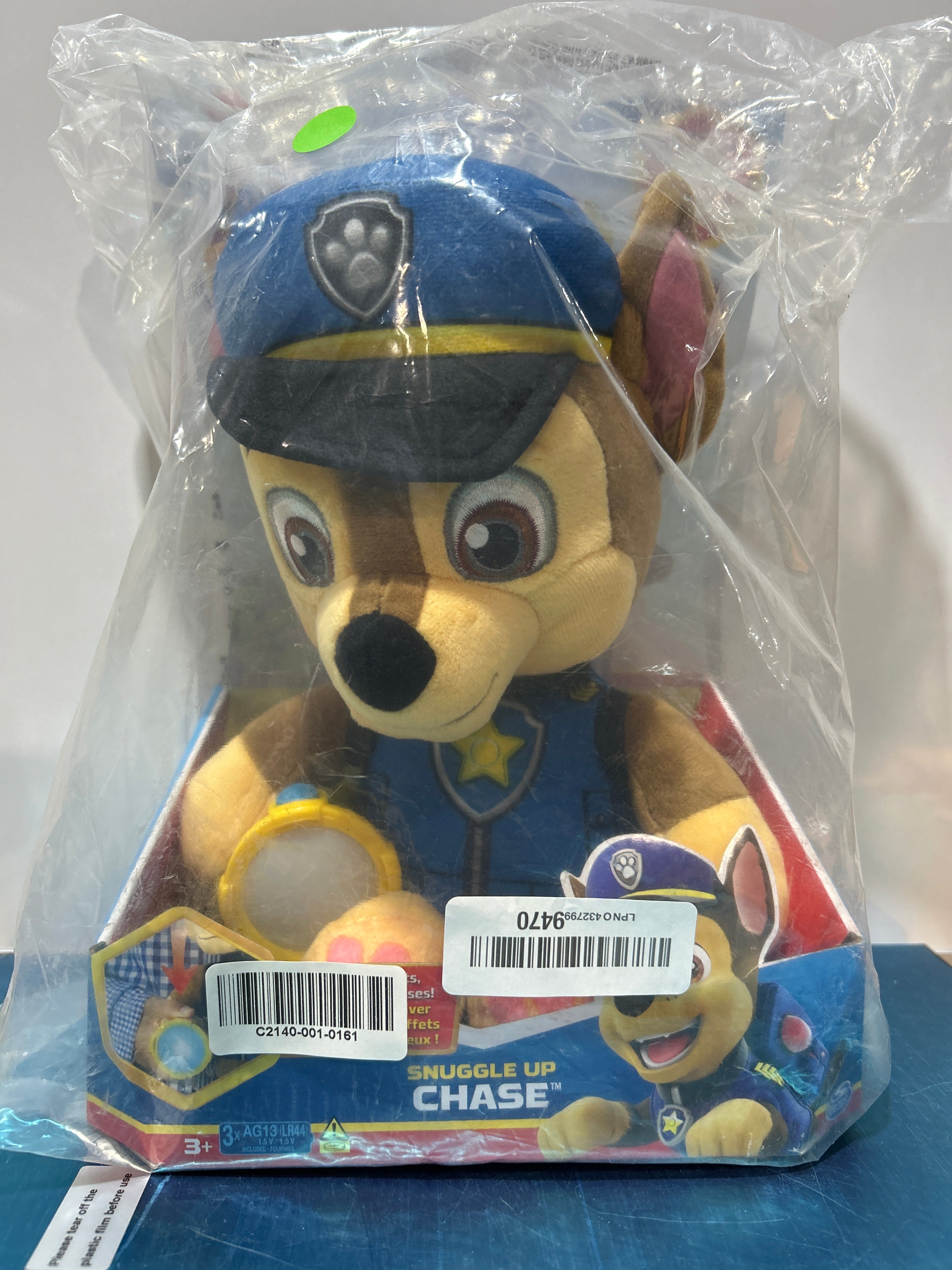 Paw Patrol, peluche de Chase para acurrucarse con linterna y sonidos, para niños de 3 años en adelante 