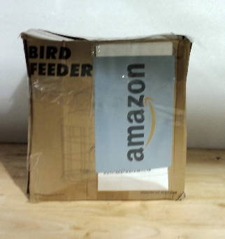 Comederos para pájaros Kingsyard Tube a prueba de ardillas para colgar en exteriores, con jaula metálica | Cubierta impermeable, para aves silvestres, pinzones y azulejos, 4 orificios de alimentación, color verde.