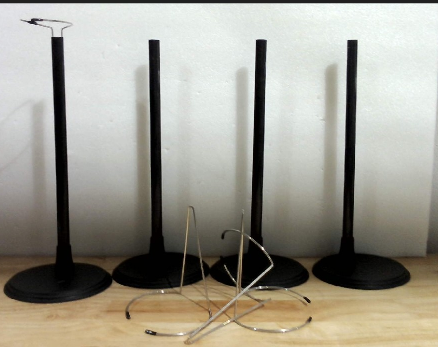 Jarbins 4 piezas de soporte de exhibición de muñecas negras para figuras de acción de 18 pulgadas, soporte vertical reutilizable, accesorio de muebles de casa de muñecas, mediano, blanco