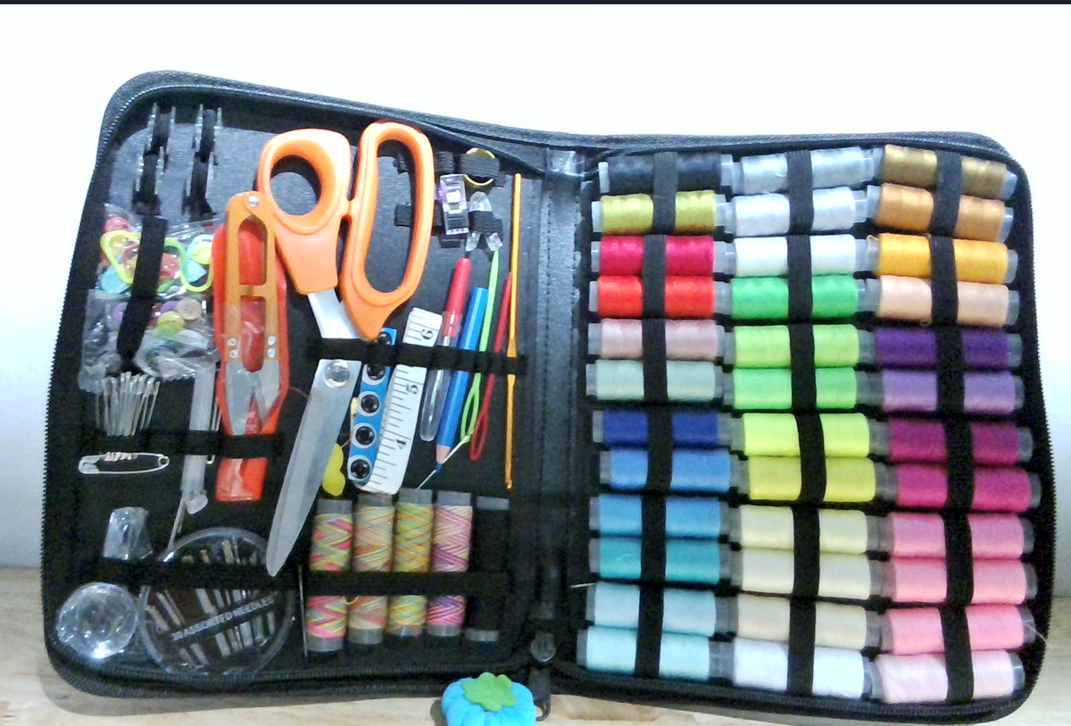 Kit de Costura Profesional Maxfanay para Adultos – Agujas, Hilo 43XL, Tijeras de Sastre, Cortador y Más para Viaje y Hogar