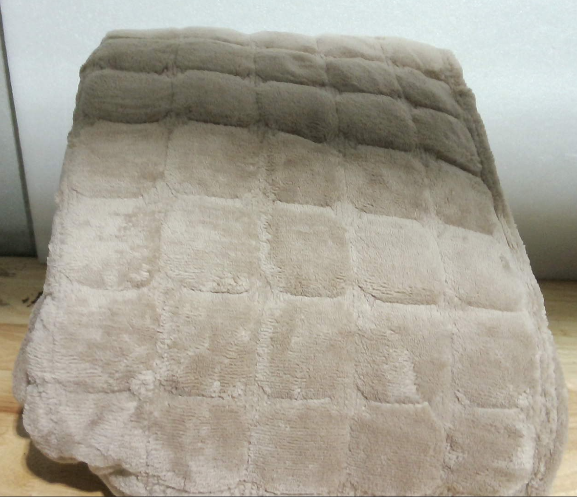 Manta de Felpa Ultra Suave con Diseño de Cuadros en Relieve – Cobija Acogedora para Hogar