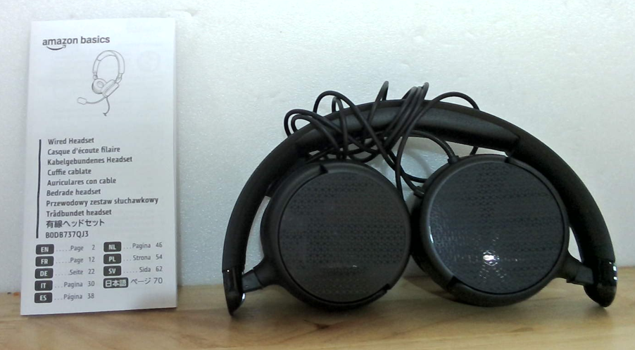 Auriculares supraaurales para ordenador Amazon Basics con cable, micrófono ajustable, conexión de 3,5 mm, control por cable con USB-A, plegables, ideales para oficina, smartphone, PC y portátil. Color negro.