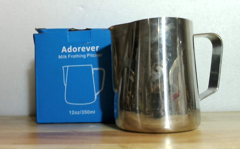 Adorever Jarra de espuma de leche, jarra de espuma de leche de acero inoxidable de 12 onzas, jarra de vaporizador de leche