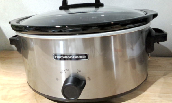 Olla lenta Hamilton Beach de 5.7 litros con 3 configuraciones de cocción, jarra de cerámica lava platos y tapa de vidrio, plateado, modelo 33665G