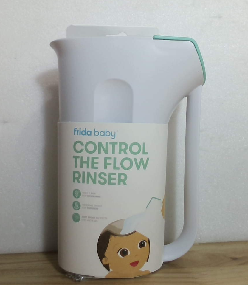 Taza de Enjuague para Baño Frida Baby Control The Flow, Enjuagador Sin Lágrimas para Lavar Cabello y Cuerpo con Asa de Agarre Fácil y Ducha de Lluvia Extraíble, Fabricado en EE.UU.