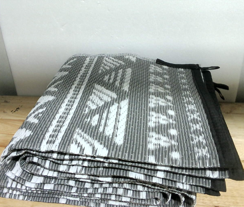 Tapete Exterior 5x7 Pies – Alfombra para Acampar RV, Diseño Azteca Gris y Blanco, Resistente a la Intemperie