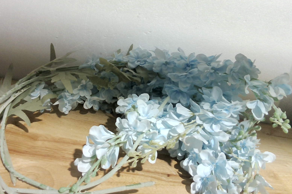 Flores Artificiales Outwisp 8 Piezas Delfinio Flores de Seda Tallo Largo 85 cm, Flores Falsas para Decoración de Hogar, Jardín, Boda, Arreglos Florales (8, Azul Claro)