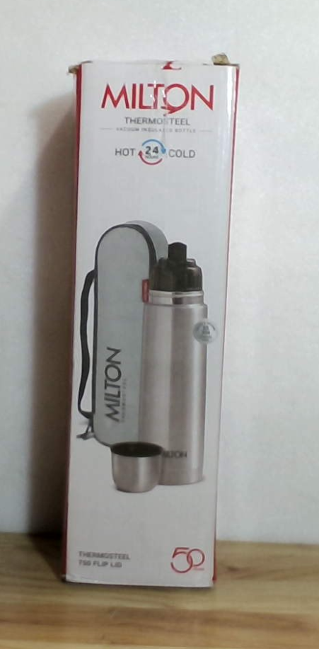 Milton Thermosteel Flip Lid 750 Botella Térmica Aislada al Vacío Doble Pared 750 ml Acero Inoxidable Libre de BPA Impermeable Plateado