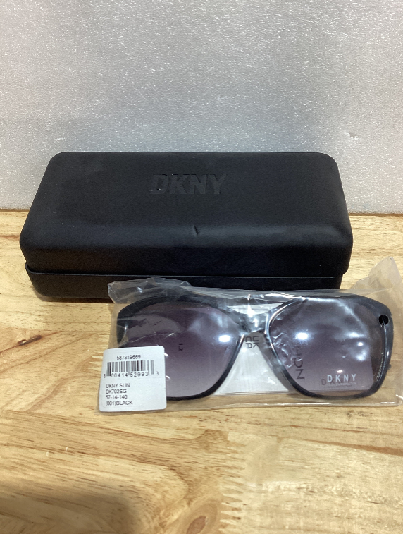 DKNY Gafas de Sol de Moda para Mujer Rx'able, DK702SG, Negro, 57-14-140, con Estuche