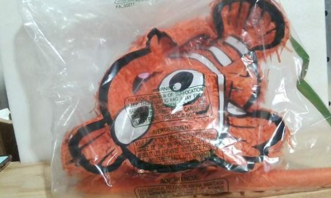 Piñata Birchio Nemo 16.5x12.6x4" – Incluye Venda para Ojos y Bate | Fiestas Infantiles y Temática Mexicana