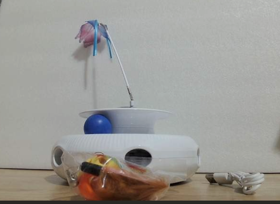 Juguete Interactivo para Gatos Pawtners 4 en 1 – Automático, Recargable, Mariposa, Pelotas y Pluma de Emboscada