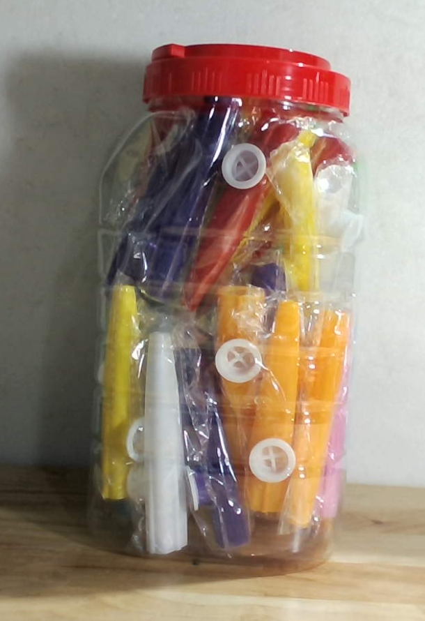 Kazoos de Plástico Jenaai | Pack 50 Unidades | 8 Colores | Instrumento Musical para Niños | Regalos de Fiesta | 1 Pack