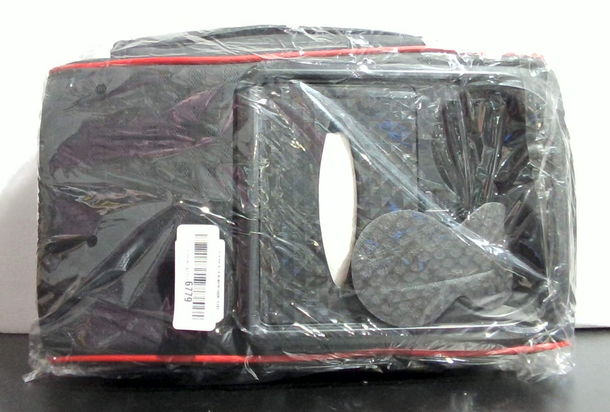 Almohadilla para reposabrazos de consola central TNDCKP para automóvil, ergonómica, con elevación de altura de 7 cm, bolsillos laterales, caja de pañuelos y portavasos integrados, ajuste universal para la mayoría de vehículos sedán (cuadros, negro-rojo).