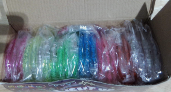 Mikulala 24 piezas de artículos para fiestas que brillan en la oscuridad para niños/adultos, juguetes luminosos intermitentes, pulseras LED, barras luminosas para el 4 de julio, regalos para fiestas, carnavales, cumpleaños y conciertos.