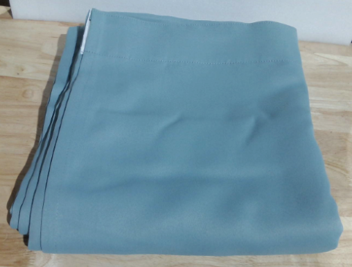 Panel de cortina blackout o textil de sábanas lisas en tonos azules