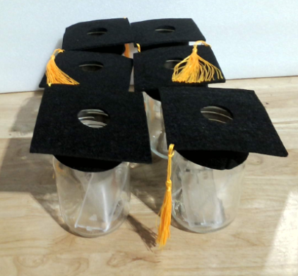 6 juegos de centros de mesa para graduación 2026, centros de mesa en frascos Mason con birrete de graduación con orificio para flores, decoraciones de mesa para la clase de 2026, artículos de fiesta de felicitación para la universidad y la escuela