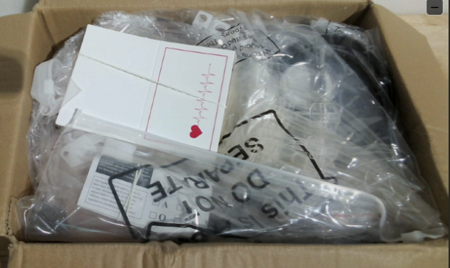 Yungyan Juego de 53 piezas para decoración de fiestas de graduación de enfermería: bolsa de sangre intravenosa, jeringa de plástico, botella de medicamentos, tazón de dulces angular, mini cuchara de cocina de acrílico y plástico, estetoscopio, tarjetas