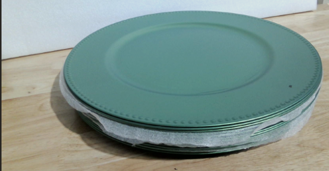 Gerrii 12 Platos base metálicos con cuentas, platos redondos de plástico de 13 pulgadas, platos base con cuentas para bodas, fiestas y decoración de mesas (verde, con cuentas)