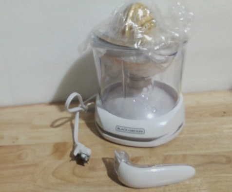 Exprimidor eléctrico de cítricos BLACK+DECKER de 946 ml (32 oz), modelo CJ625, activación por presión, control de pulpa ajustable, apto para lavavajillas.