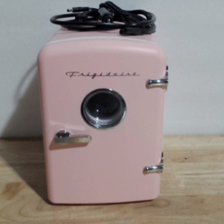 Mininevera portátil Frigidaire EFMIS171 estilo retro: ideal para el hogar, la oficina o la residencia estudiantil. Incluye asa de transporte y cargador de pared/automóvil AC/DC (rosa).