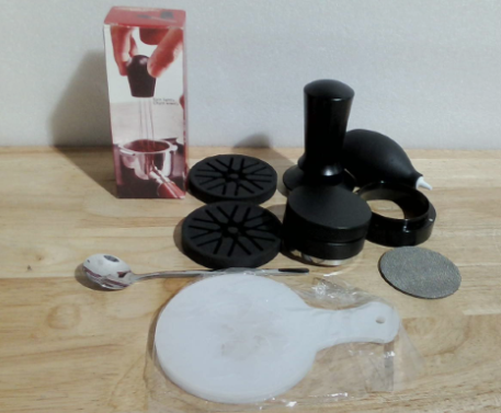 Kit de accesorios para espresso de 12 piezas: prensador de café de 54 mm, distribuidor de café, filtro para discos de café, embudo dosificador, herramienta WDT, soplador de aire de silicona, tapetes, kit de latte art