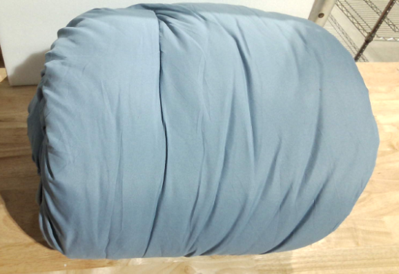 El producto de la imagen corresponde a un edredón acolchado que forma parte de un juego completo tipo "Cama en una Bolsa" (Bed in a Bag) de 7 piezas