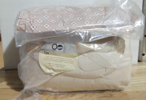 juego de edredón (comforter set) en color beige o crema con relieve de patrón de hojas de plantas.