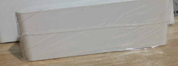 Juego de tres cajas organizadoras de cables, con cubierta para cables y protector contra sobretensiones para escritorio (blanco).