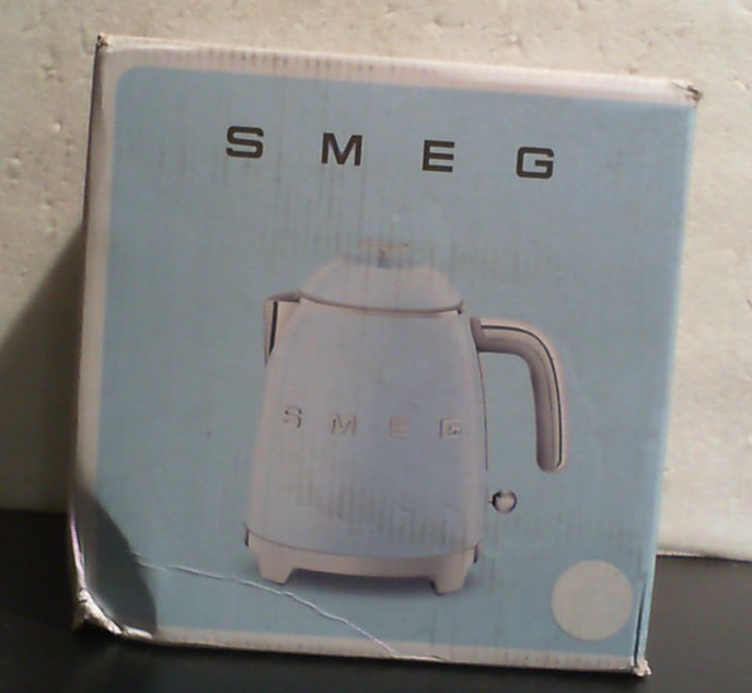 Hervidor eléctrico Smeg KLF05WHEU con capacidad de 0,8 l y potencia de 1400 W. KLF05WHEU - blanco, plástico
