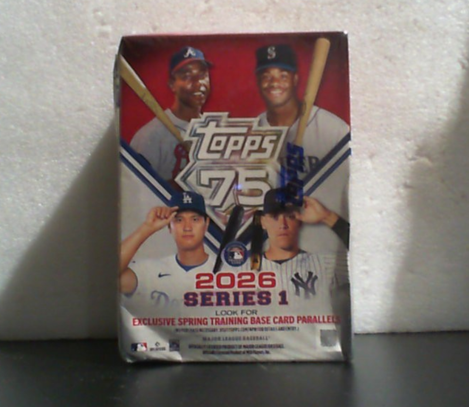 Caja Blaster de paquetes de la Serie 1 de Topps Baseball 2026 con posibles paralelas holográficas exclusivas para venta minorista y tarjetas de variación de entrenamiento de primavera exclusivas de Blaster.