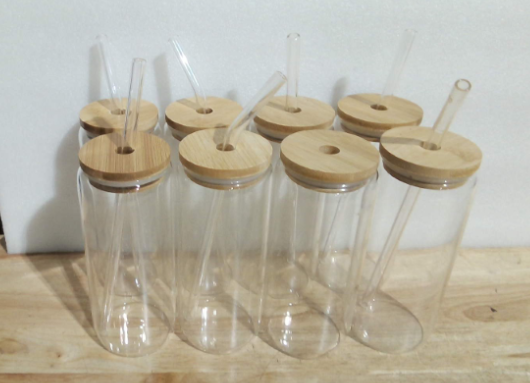 NOTA SOLO VIENEN 7 PAJILLAS DE VIDRIO Vasos SENTVEND de 20 oz con tapas de bambú y pajita de vidrio - 8 vasos de vidrio para cerveza, hielo y café. Diseño atractivo y elegante, ideal para cafeterías. Incluye 2 cepillos de limpieza.