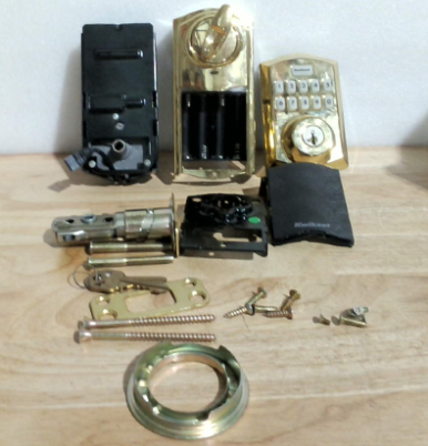 CONTIENE 26 PIEZAS Cerradura Inteligente Kwikset HomeConnect 620 | Z-Wave de Largo Alcance | Teclado sin Llave | Códigos Personalizables | Compatible con Ring Alarm | Latón Pulido Tradicional