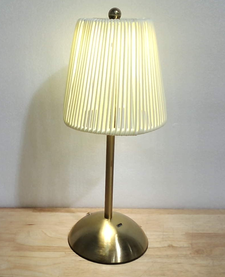 lámpara de escritorio o mesa LED inalámbrica con pantalla de ratán sintético (Cordless Rattan LED Desk Lamp) ( SOLO CONTIENE LA LAMPARA UBS NO VIENE