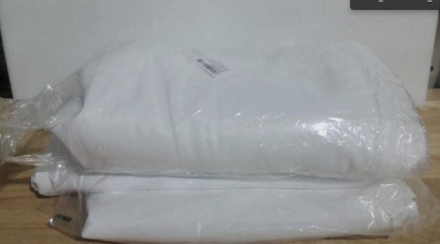 juego de sábanas o protectores de cama en color blanco,