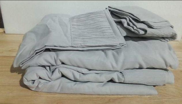 juego de edredón o ropa de cama en color gris claro de microfibra 4 piezas