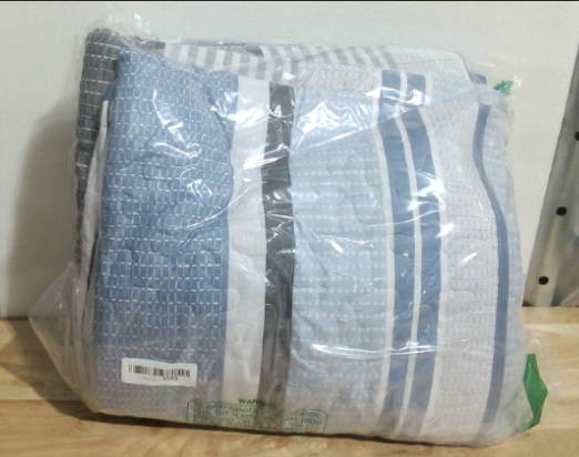 cubrecama acolchado de retazos (patchwork) con patrón de rayas azules, grises y blancas solo contiene una pieza NOTA IMAGEN ILUSTRARTIVA