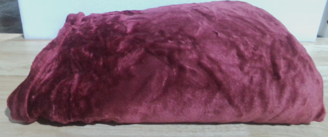 una cobija de felpa térmica, manta de piel de ángel o cobertor ligero en tono vino tinto