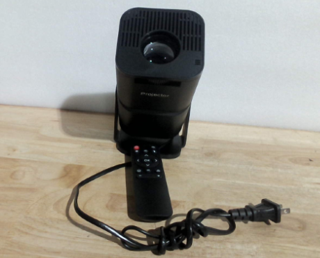 mini proyector inteligente portátil de la serie HY (comúnmente modelos HY300 Pro o HY320 Mini) SIN ACCESORIOS IMAGENES ILUSTRATIVAS SOLO CONTROL REMOTO