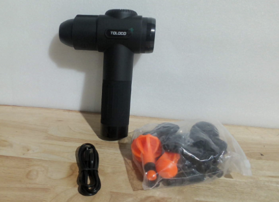 pistola de masaje de percusión TOLOCO EM26, un dispositivo de terapia muscular muy buscado por atletas para aliviar contracturas, mejorar la circulación y acelerar la recuperación del tejido profundo.