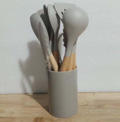 set de utensilios de cocina de silicona con mangos de madera