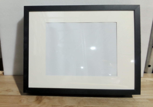 Marco para fotos negro con paspartú (el recuadro de cartulina blanca que rodea el espacio de la fotografía para darle profundidad y un estilo de galería de arte) CONTIENE 5 UNIDADES