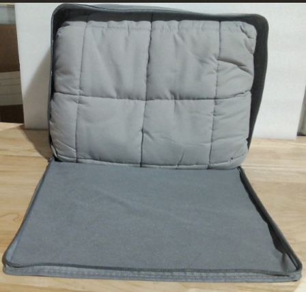 manta ponderada (weighted blanket) de la marca "Sleep in a Hug"