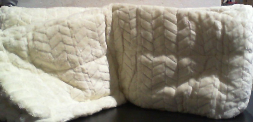 Cobija color crema con textura en relieve para un descanso acogedor