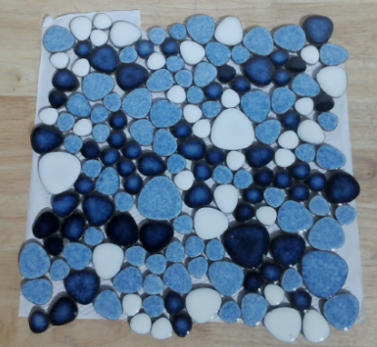 mosaico de porcelana esmaltada con diseño de piedras de río o guijarros