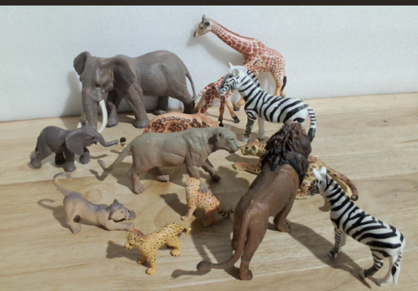 set de figuras de juguetes de animales de safari de la marca BOLZRA. ( CONTIENE 13 PIEZAS )