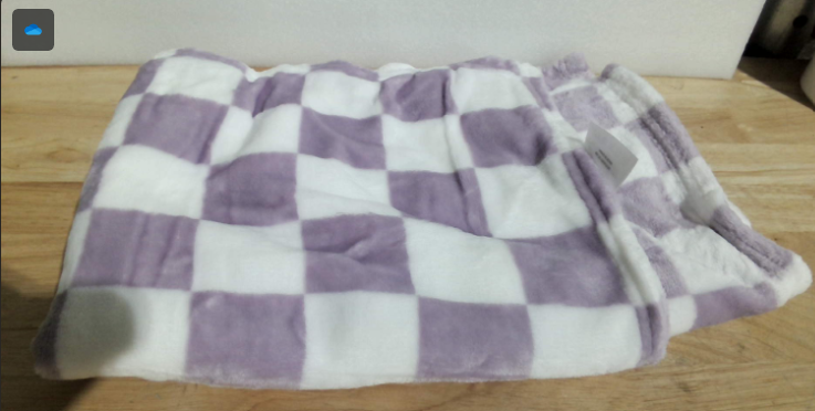 manta térmica ligera de forro polar (fleece/franela) con un patrón clásico de tablero de ajedrez (checkerboard) ( SOLO 1 UNIDAD )