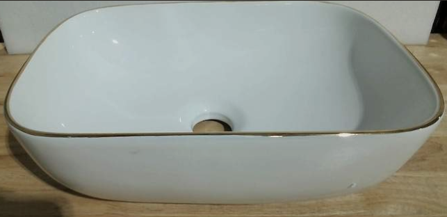 lavamanos de sobremesa pequeño (small vessel sink) de cerámica blanca con borde dorado ( NO TIENE ACCESORIOS )