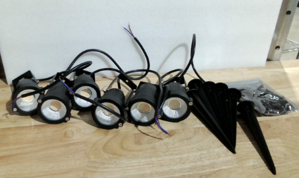 6 UNIDADES kit de focos proyectores LED tipo estaca (spotlights) para iluminación exterior de jardines y senderos ARTICULO VIENE COMO SE MUESTRA EN LA SEGUNDA IMAGEN